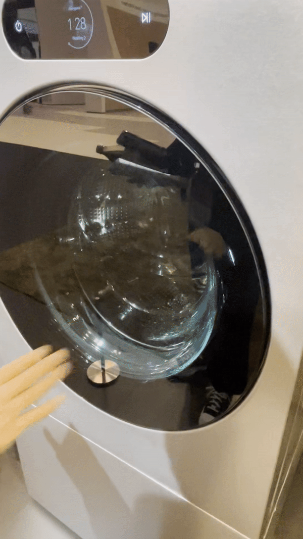 본문 이미지 -  LG 세탁건조기에는 '스마트 터치 도어' 기능으로 특정 부분을 살짝 터치하거나 음성만으로 문을 열 수 있다.  2023.9.1/뉴스1 ⓒ News1 강태우 기자