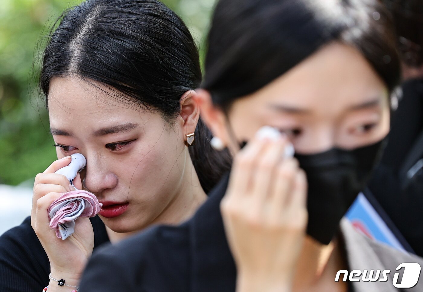 본문 이미지 - 2일 서울 여의도 국회의사당 앞에서 열린 서이초 교사 추모 및 입법촉구 7차 교사 집회에서 서이초 교사의 대학원 동기들이 추모영상을 보며 눈시울을 붉히고 있다. 2023.9.2/뉴스1 ⓒ News1 허경 기자