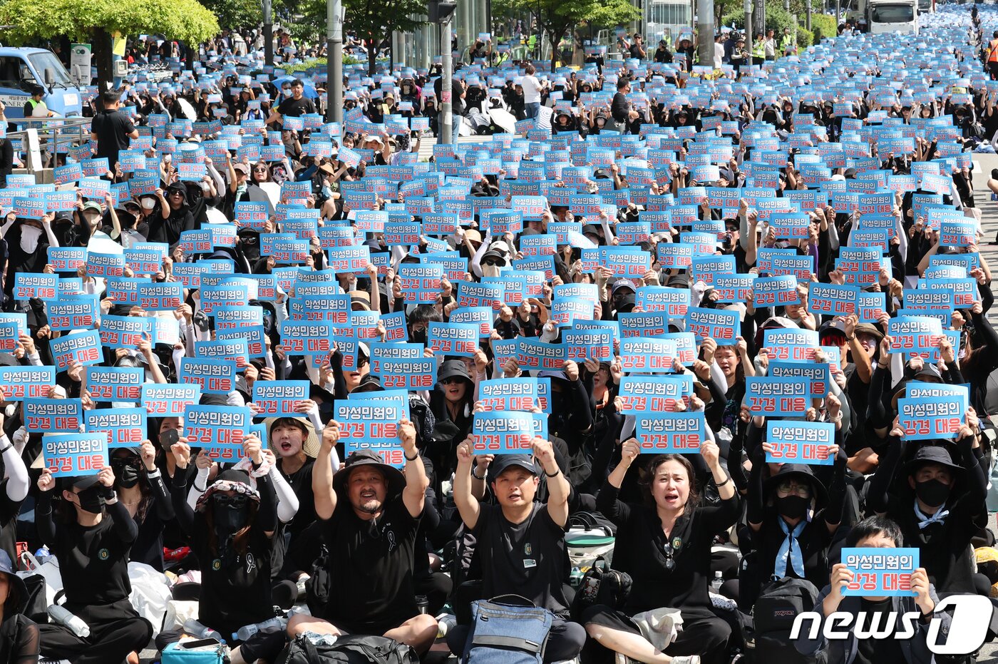 본문 이미지 - 2일 서울 여의도 국회의사당 앞에서 열린 서이초 교사 추모 및 입법촉구 7차 교사 집회에서 참석자들이 악성민원인 강경 대응을 촉구하고 있다. 2023.9.2/뉴스1 ⓒ News1 허경 기자