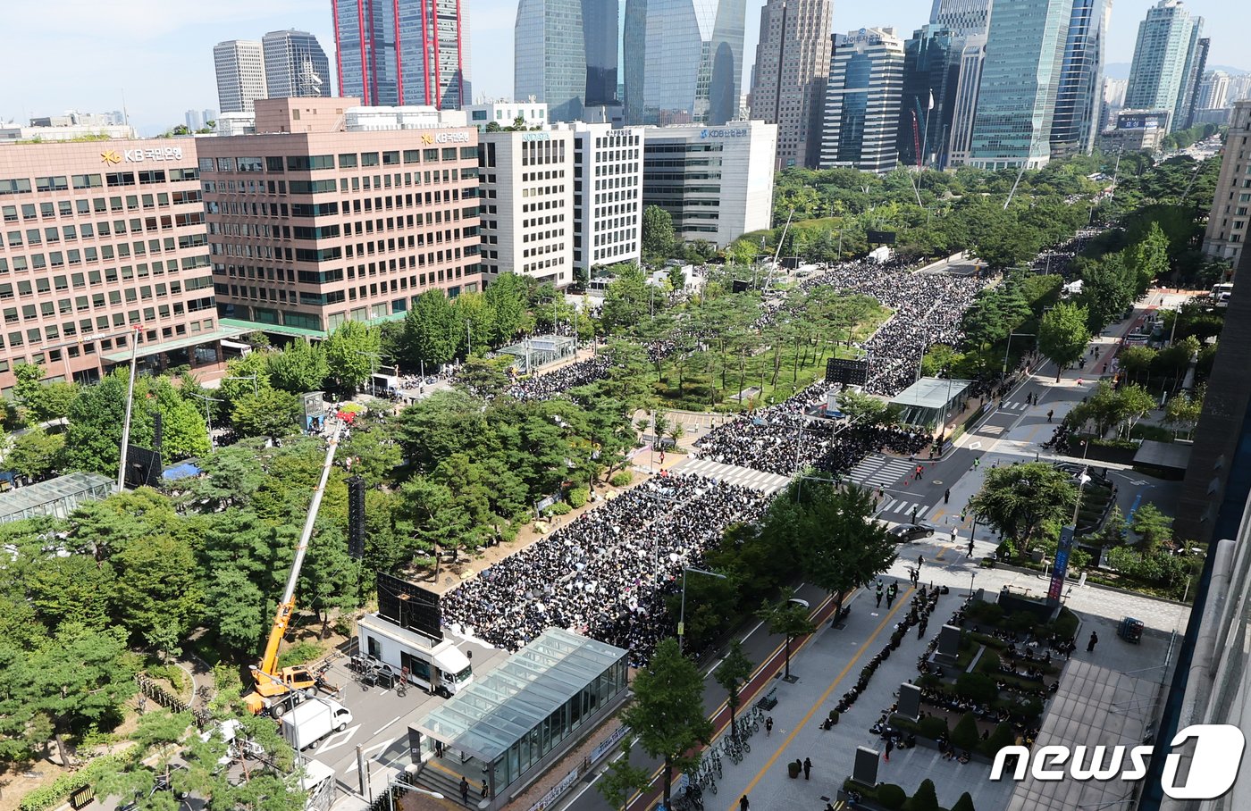 본문 이미지 - 2일 서울 여의도 국회의사당 앞에서 서이초 교사 추모 및 입법촉구 7차 교사 집회가 열리고 있다. 2023.9.2/뉴스1 ⓒ News1 허경 기자