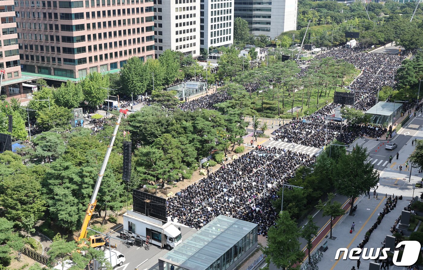 본문 이미지 - 2일 서울 여의도 국회의사당 앞에서 서이초 교사 추모 및 입법촉구 7차 교사 집회가 열리고 있다. 2023.9.2/뉴스1 ⓒ News1 허경 기자