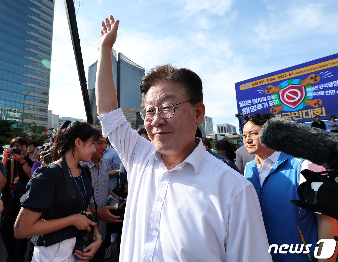 이재명 더불어민주당 대표가 2일 오후 서울 세종대로에서 열린 ‘후쿠시마 핵오염수 해양투기 중단·윤석열 정부 규탄 범국민대회’에 참석하고 있다. 2023.9.2/뉴스1 ⓒ News1 김진환 기자