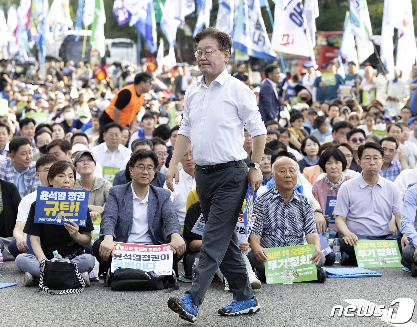 이재명 더불어민주당 대표가 2일 오후 서울 세종대로에서 열린 ‘후쿠시마 핵오염수 해양투기 중단·윤석열 정부 규탄 범국민대회’에 참석하고 있다. 2023.9.2/뉴스1 ⓒ News1 김진환 기자