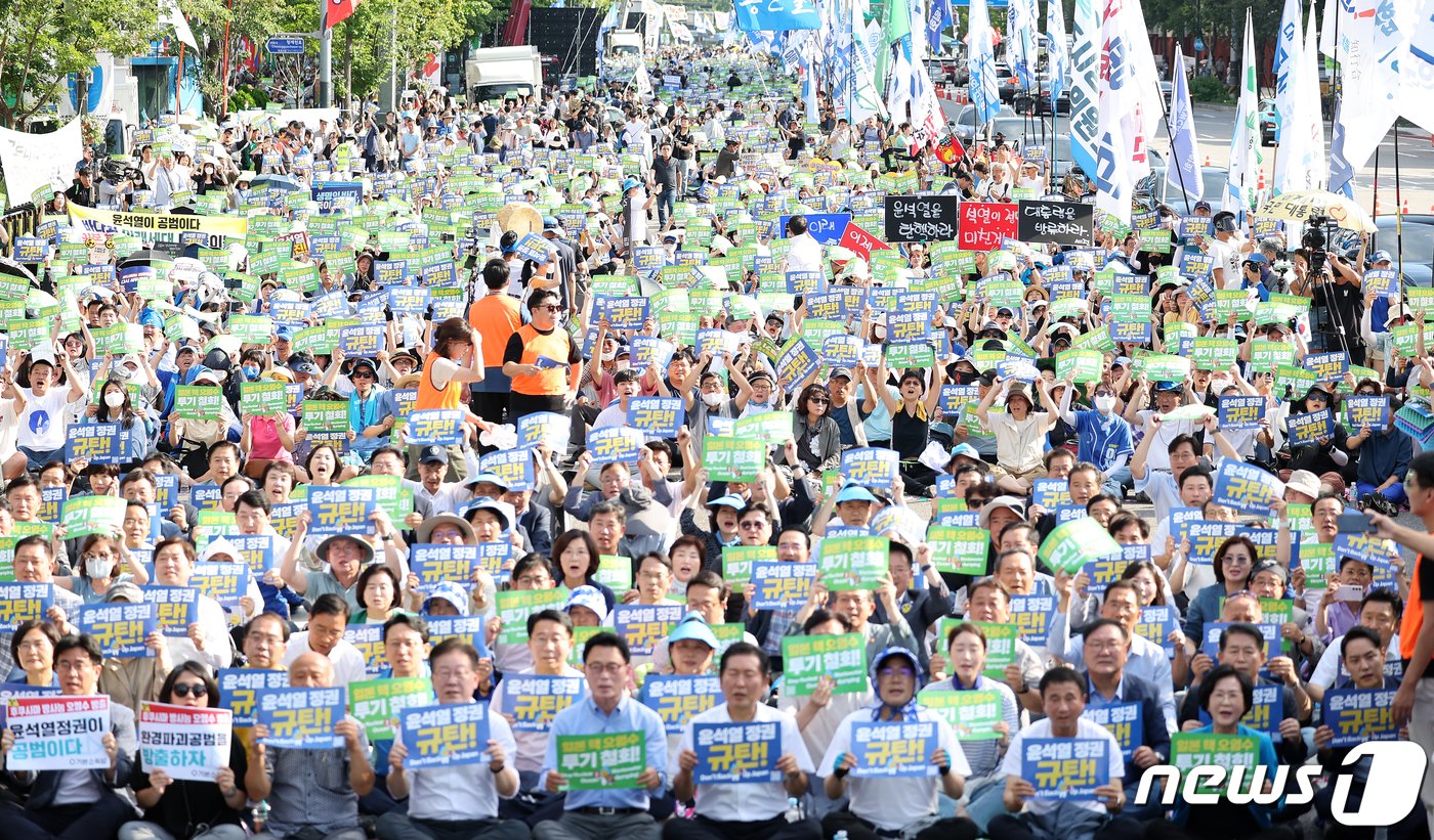 본문 이미지 - 이재명 더불어민주당 대표와 박광온 원내대표, 용해인 기본소득당 상임대표를 비롯한 참석자들과 일본 방사성 오염수 해양투기저지 공동행동 회원들이 2일 오후 서울 세종대로에서 열린 ‘후쿠시마 핵오염수 해양투기 중단·윤석열 정부 규탄 범국민대회’에서 구호를 외치고 있다. 2023.9.2/뉴스1 ⓒ News1 김진환 기자
