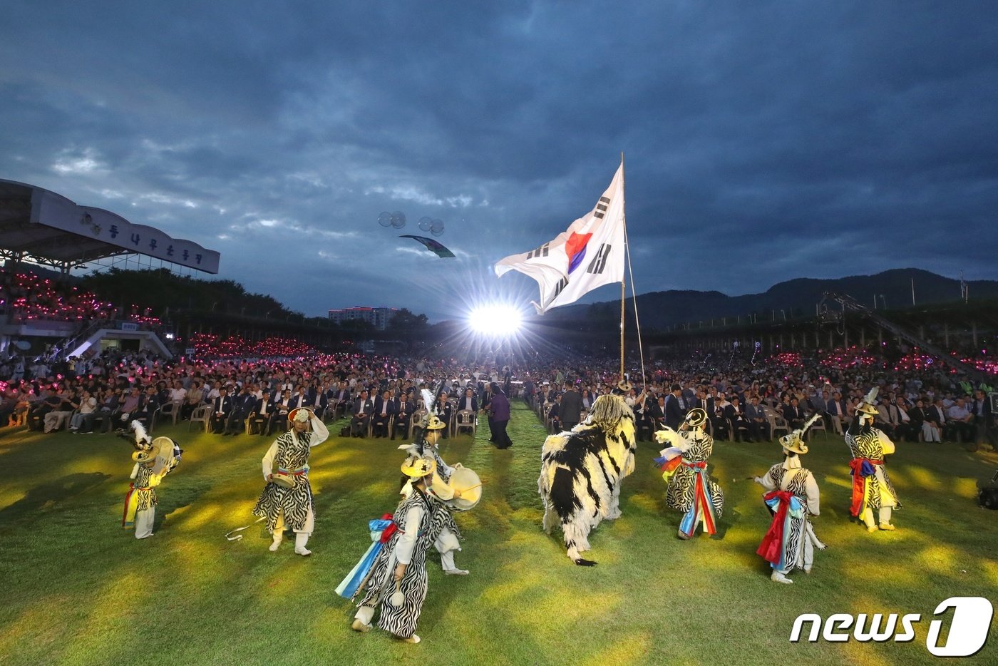 제27회 전북 무주군 반딧불축제가 2일 오후 7시30분 무주읍 등나무운동장에서 개막해 축하 공연이 펼쳐지고 있다.&#40;무주군 제공&#41; 2023.9.2./뉴스1