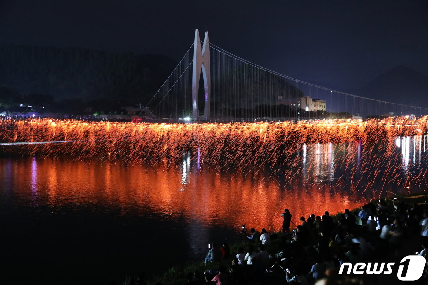 2일 제27회 전북 무주반딧불축제가 열린 무주읍 남대천 별빝다리 펼쳐진 안성낙화놀이.&#40;무주군 제공&#41;2023.9.2./뉴스1