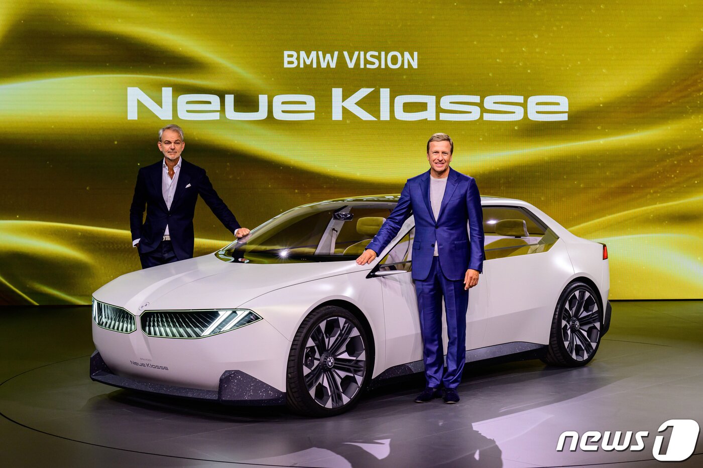 본문 이미지 - 올리버 집세 BMW그룹 회장(오른쪽)과  아드리안 반 호이동크 BMW그룹 디자인 총괄.(BMW그룹 제공)ⓒ 뉴스1