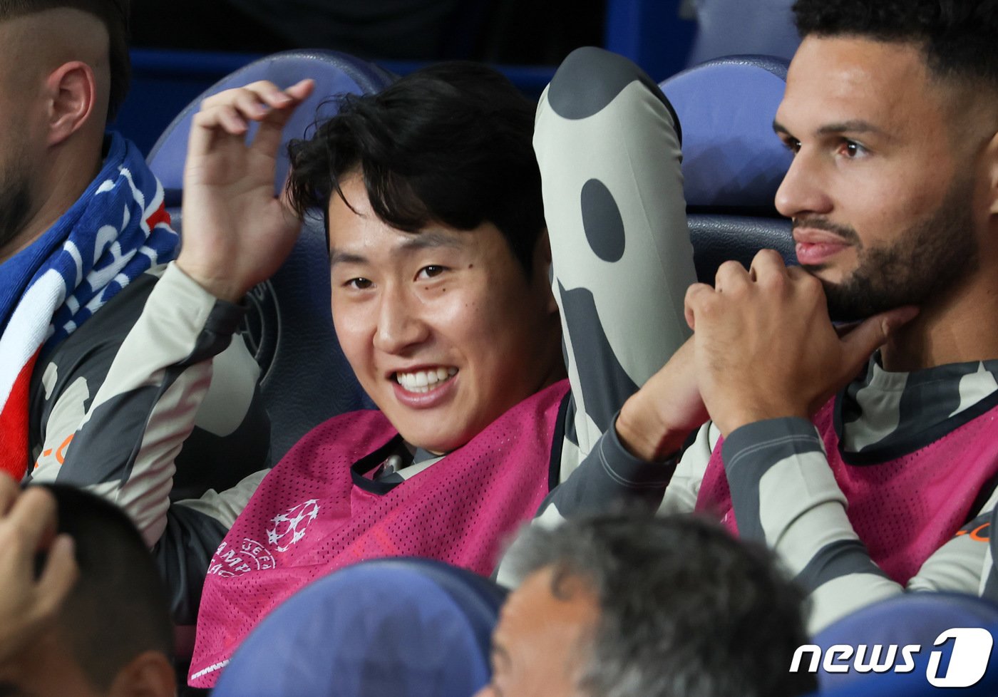 본문 이미지 - 19일(현지시간) 프랑스 파리 파르크 데 프랭스에서 열린 파리 생제르맹(PSG) 대 보루시아 도르트문트(독일)의 유럽축구연맹(UEFA) 챔피언스리그 조별리그 F조 경기에서 PSG 이강인(왼쪽)이 벤치에 앉아있다. 2023.9.20/뉴스1 ⓒ News1 DB