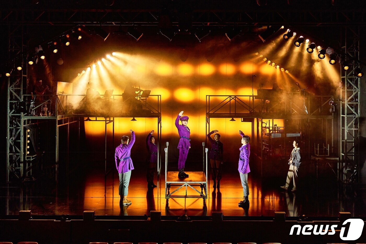 본문 이미지 - 뮤지컬 '쇼맨_어느 독재자의 네 번째 대역배우' 공연사진