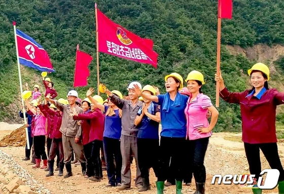 북한 여맹원들…"고향산천의 면모 일신에 큰일"