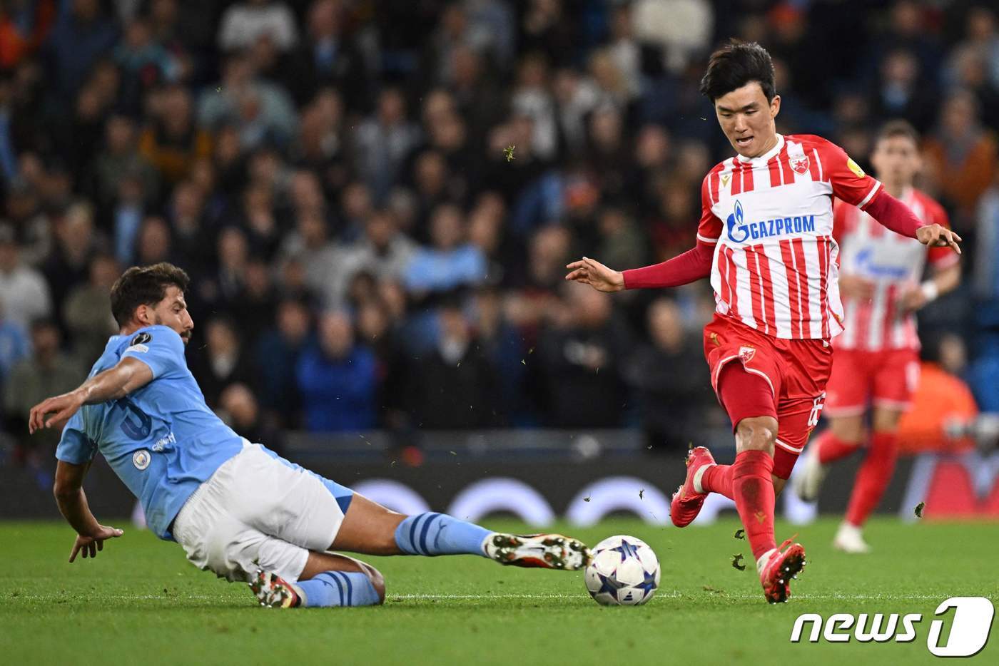 본문 이미지 - 즈베즈다의 황인범. ⓒ AFP=뉴스1