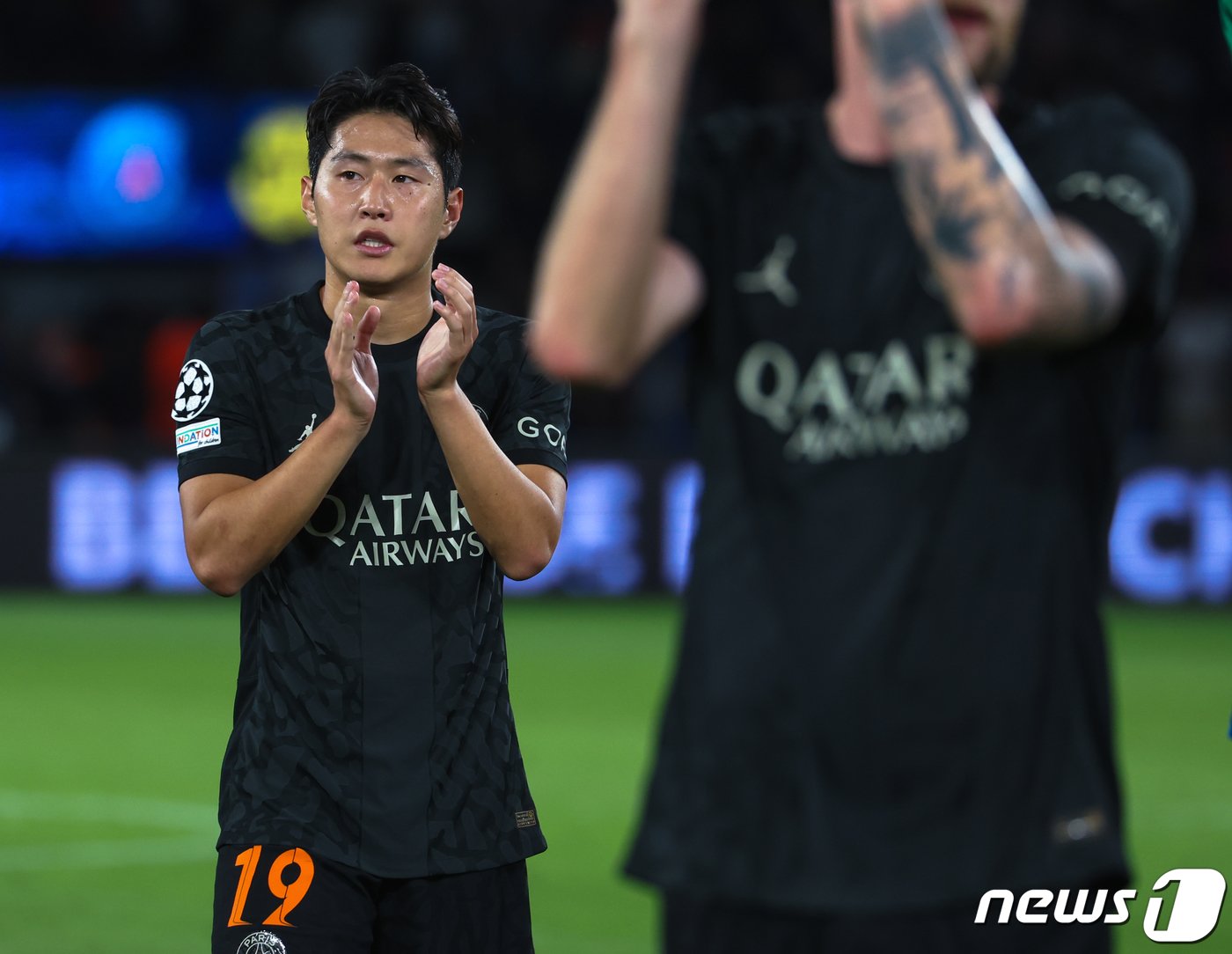 본문 이미지 - 19일(현지시간) 프랑스 파리 파르크 데 프랭스에서 열린 파리 생제르맹(PSG) 대 보루시아 도르트문트(독일)의 유럽축구연맹(UEFA) 챔피언스리그 조별리그 F조 경기에서 PSG 이강인(왼쪽)이 경기 종료 후 박수를 치고 있다. 2023.9.20/뉴스1 ⓒ News1 이준성 기자