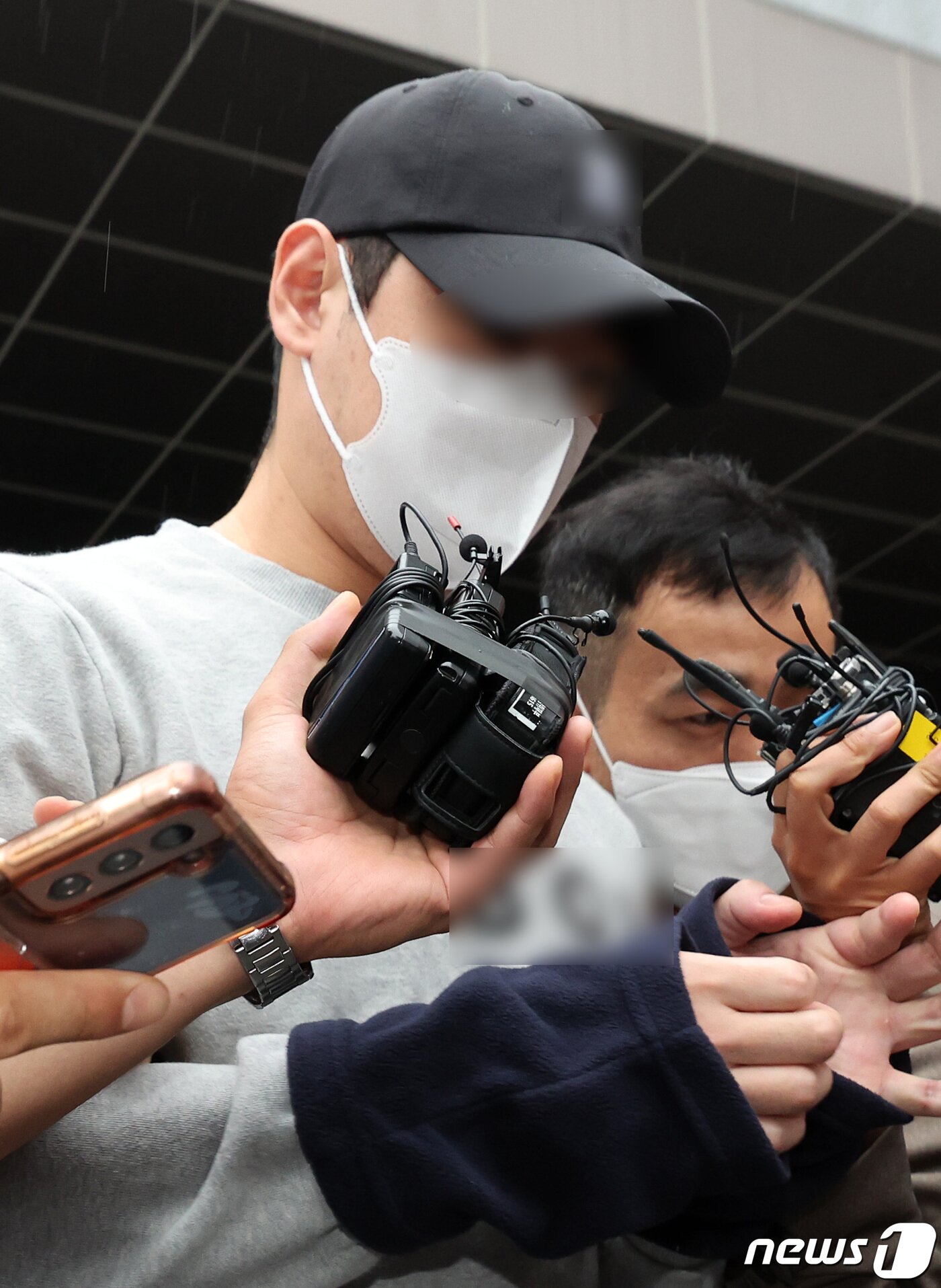본문 이미지 - 주차 도중 시비가 붙은 상대를 흉기로 협박한 혐의를 받는 30대 남성 A씨가 20일 오전 서울 강남경찰서에서 서울중앙지검으로 송치되고 있다. 2023.9.20/뉴스1 ⓒ News1 김성진 기자