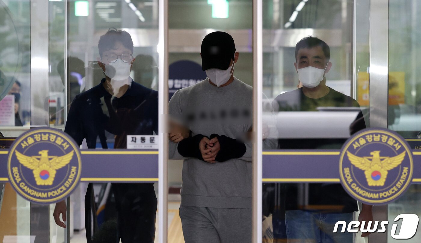 본문 이미지 - 주차 도중 시비가 붙은 상대를 흉기로 협박한 혐의를 받는 30대 남성 A씨가 20일 오전 서울 강남경찰서에서 서울중앙지검으로 송치되고 있다. 2023.9.20/뉴스1 ⓒ News1 김성진 기자