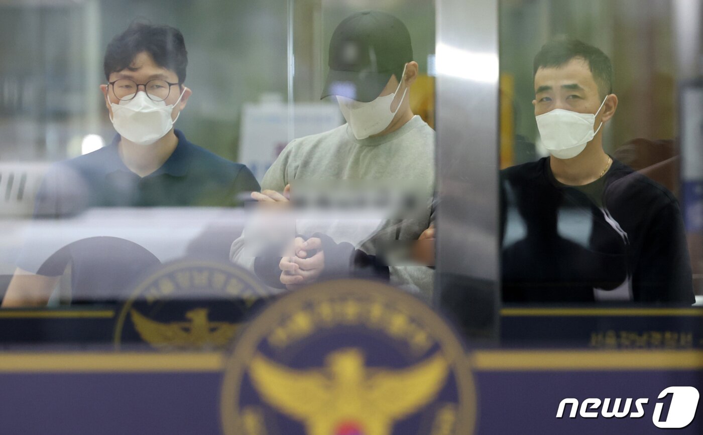 본문 이미지 - 주차 도중 시비가 붙은 상대를 흉기로 협박한 혐의를 받는 30대 남성 A씨가 20일 오전 서울 강남경찰서에서 서울중앙지검으로 송치되고 있다. 2023.9.20/뉴스1 ⓒ News1 김성진 기자
