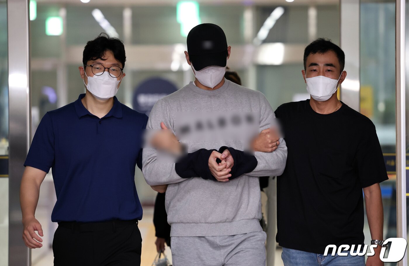 본문 이미지 - 주차 도중 시비가 붙은 상대를 흉기로 협박한 혐의를 받는 30대 남성 A씨가 20일 오전 서울 강남경찰서에서 서울중앙지검으로 송치되고 있다. 2023.9.20/뉴스1 ⓒ News1 김성진 기자