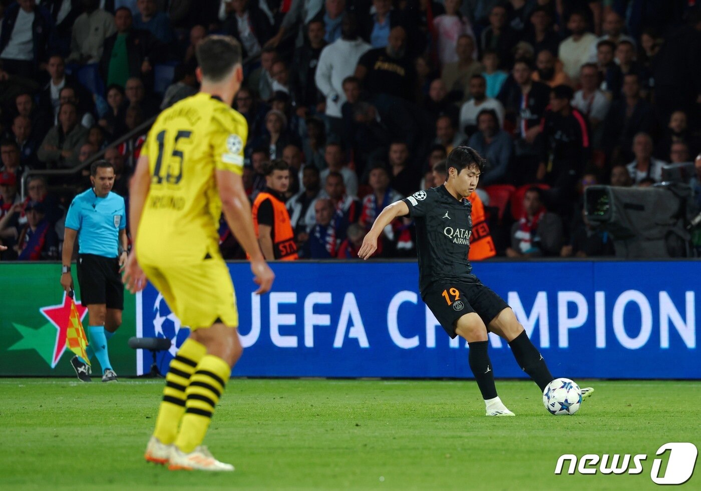 본문 이미지 - 파리 생제르맹(PSG)의 미드필더 이강인이 19일(현지시간) 프랑스 파리 파르크 데 프랭스에서 열린 파리 생제르맹(PSG) 대 보루시아 도르트문트(독일)의 유럽축구연맹(UEFA) 챔피언스리그 조별리그 F조 경기에서 볼 컨트롤을 하고 있다. 2023.9.20/뉴스1 ⓒ News1 이준성 기자