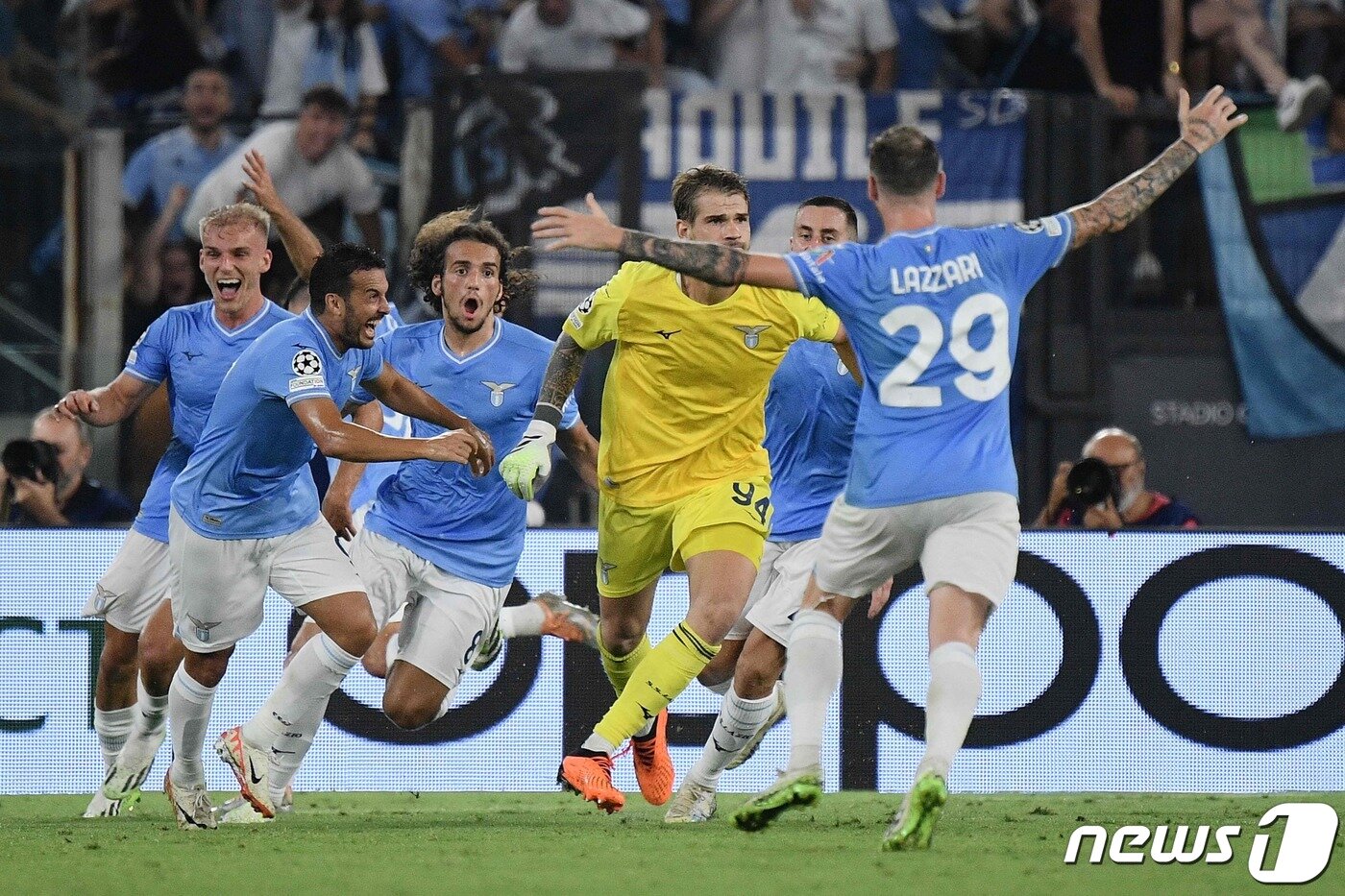 본문 이미지 - 후반 50분 터진 프로베델의 동점골에 기뻐하는 라치오 선수들. ⓒ AFP=뉴스1