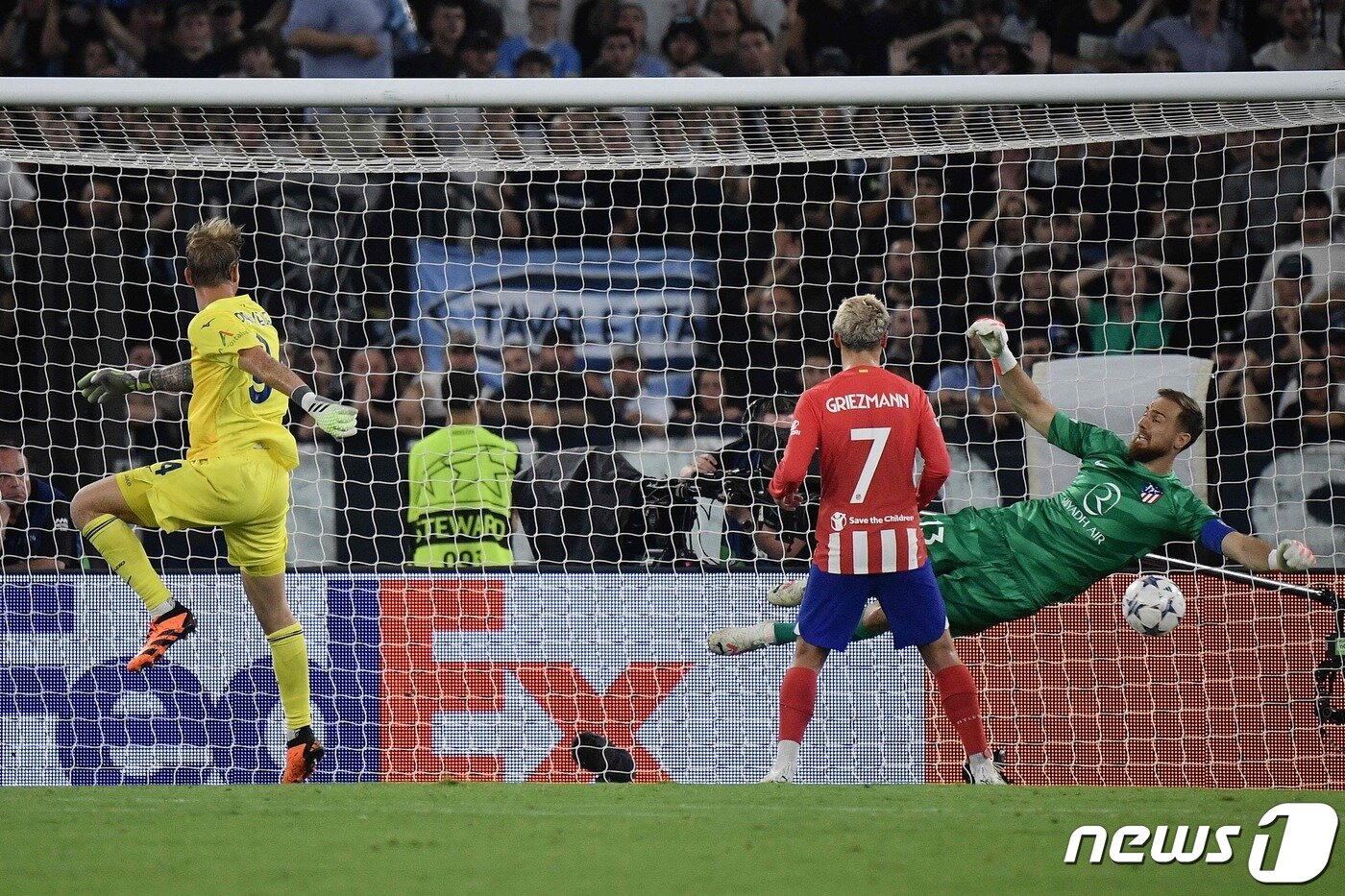 본문 이미지 - 극적인 동점골을 넣은 라치오 프로베델. ⓒ AFP=뉴스1