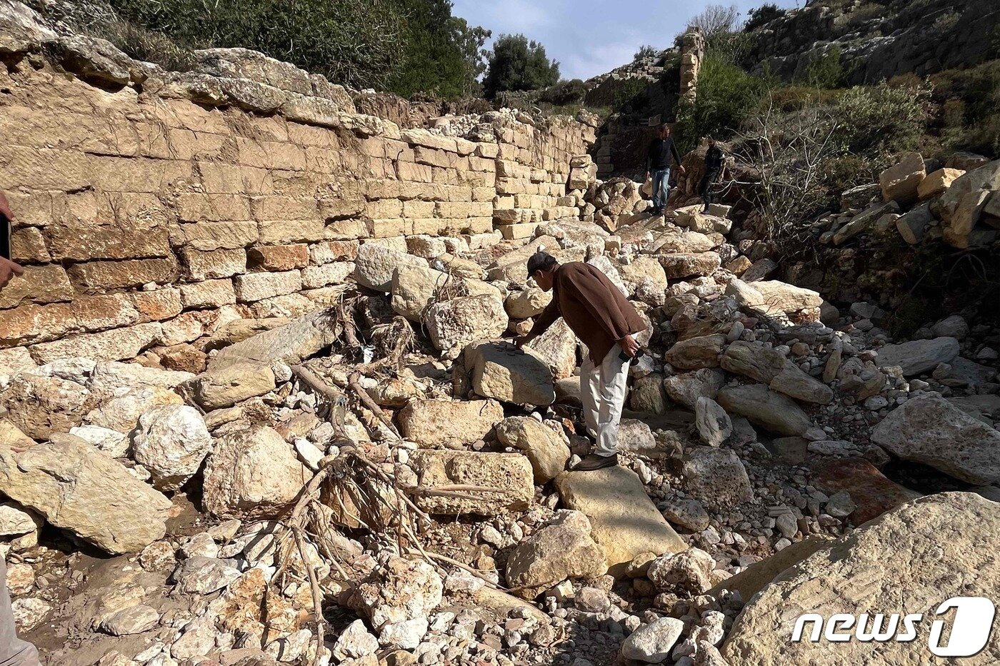 본문 이미지 - 17일 (현지시간) 대홍수가 휩쓸고 간 리비아 고대 도시 구레네에서 무너진 유적지의 담이 보인다. 2023.9.20 ⓒ AFP=뉴스1 ⓒ News1 우동명 기자