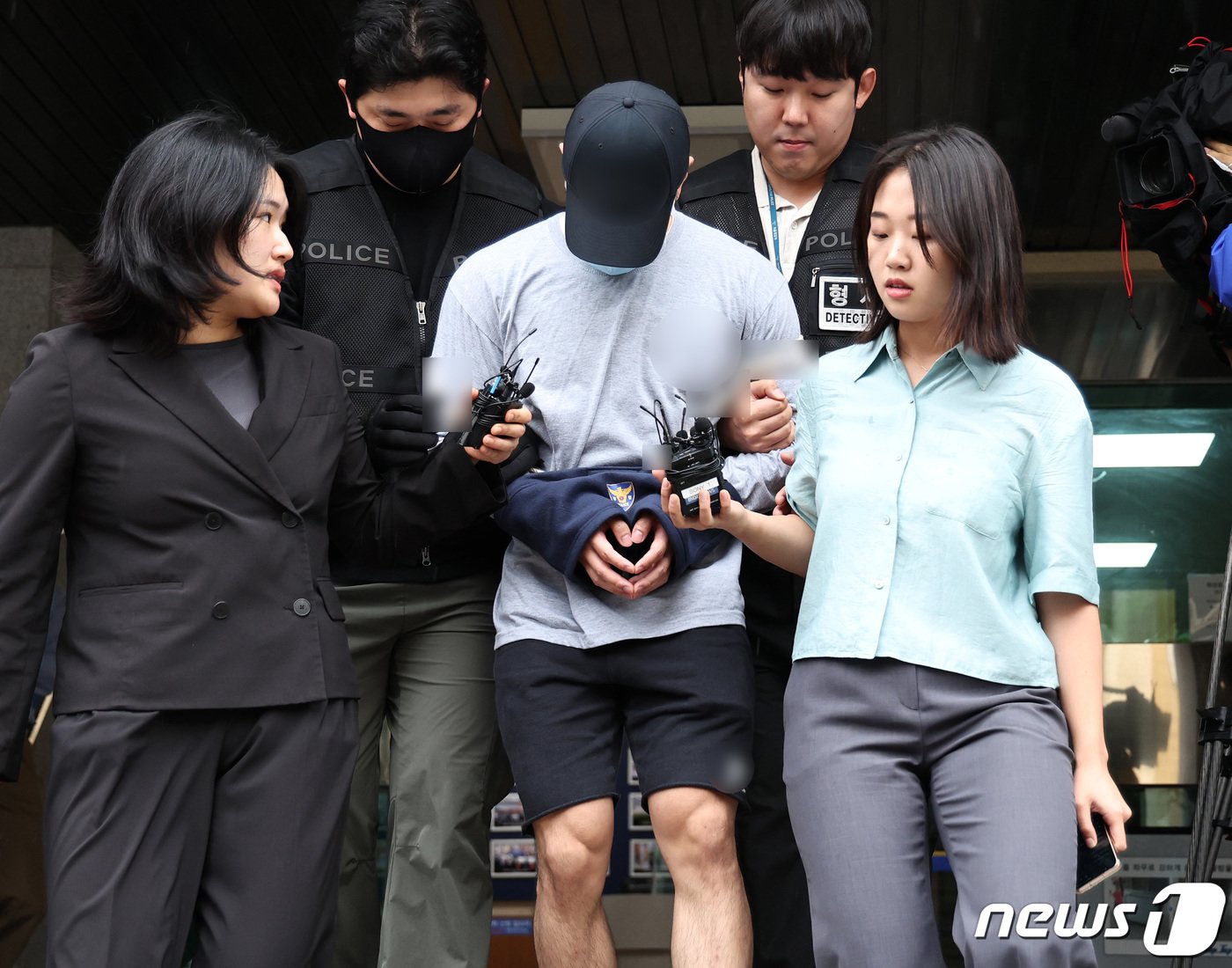 본문 이미지 - 용산구의 한 아파트에서 현직 경찰관이 추락사한 '집단 마약 투약' 의혹 주요 피의자 이 모씨가 20일 오전 서울 용산경찰서에서 검찰에 송치되고 있다. 2023.9.20/뉴스1 ⓒ News1 구윤성 기자