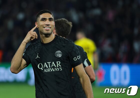 19일(현지시간) 프랑스 파리 파르크 데 프랭스에서 열린 파리 생제르맹(PSG) 대 보루시아 도르트문트(독일)의 유럽축구연맹(UEFA) 챔피언스리그 조별리그 F조 경기에서 PSG 공격수 아치라프 하키미가 골을 성공시키고 세리머니하고 있다. 2023.9.20/뉴스1 © News1 이준성 기자