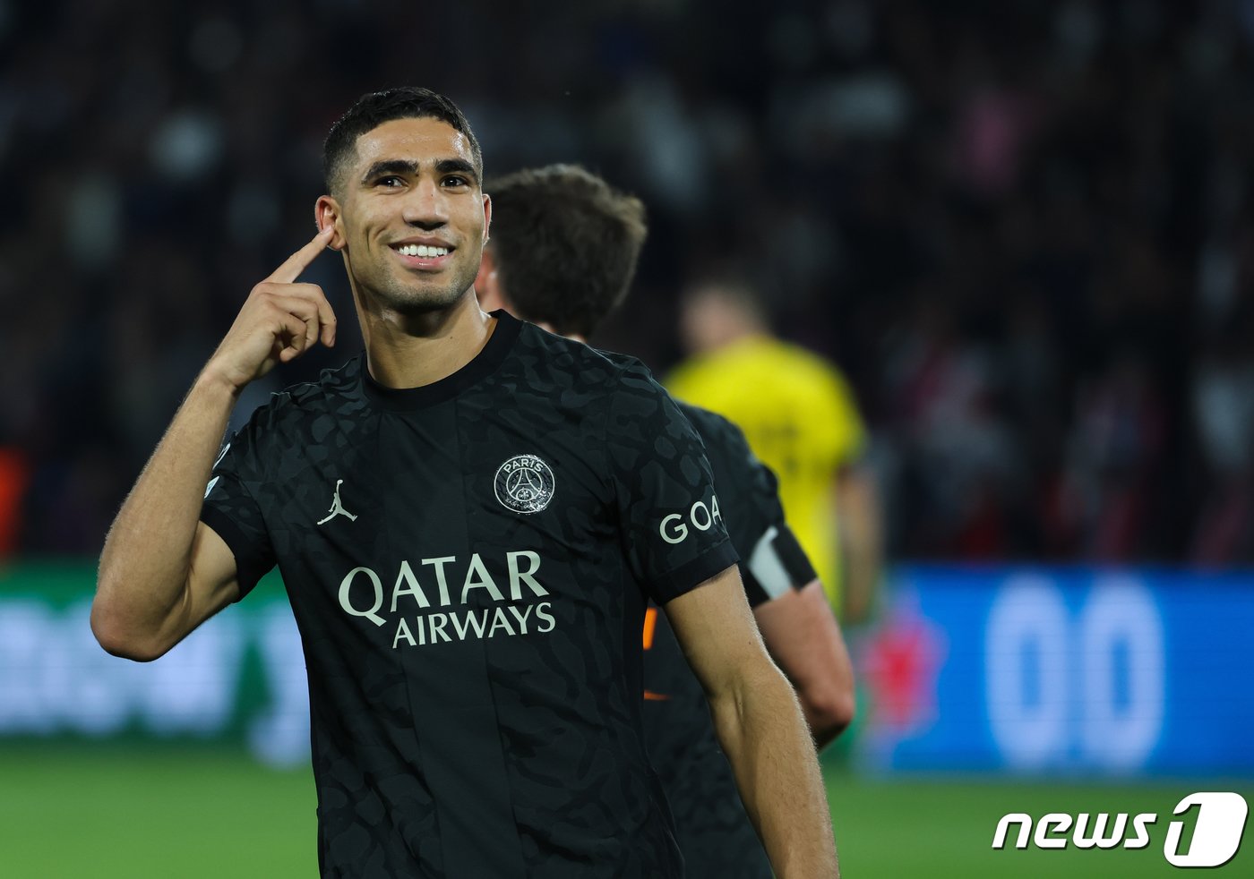 본문 이미지 - 19일(현지시간) 프랑스 파리 파르크 데 프랭스에서 열린 파리 생제르맹(PSG) 대 보루시아 도르트문트(독일)의 유럽축구연맹(UEFA) 챔피언스리그 조별리그 F조 경기에서 PSG 공격수 아치라프 하키미가 골을 성공시키고 세리머니하고 있다. 2023.9.20/뉴스1 ⓒ News1 이준성 기자
