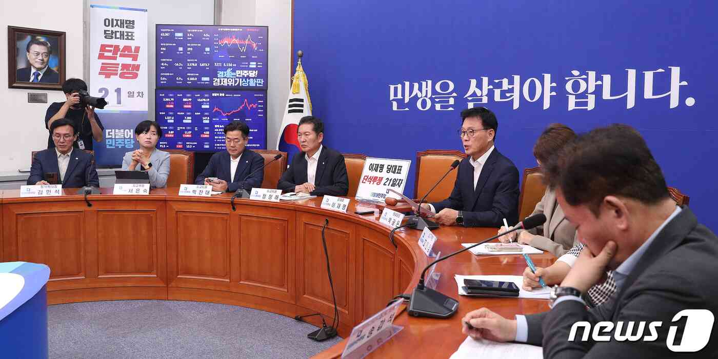박광온 더불어민주당 원내대표가 20일 오전 서울 여의도 국회에서 열린 최고위원회의에서 모두발언을 하고 있다. 이날 최고위원회의에서는 단식으로 병원에 입원한 이재명 대표의 자리에 단식 21일차 피켓이 놓여 있다. 2023.9.20/뉴스1 © News1 임세영 기자