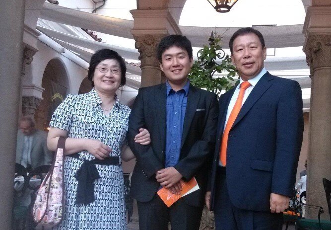 본문 이미지 - 2012년 미국 캘리포니아 공과대학의 아테나 신전에서 기념사진을 찍은 최민호 세종시장(오른쪽)과 아들 최순원 교수(가운데), 부인 전광희씨. (최민호 시장 페이스북 캡처) / 뉴스1