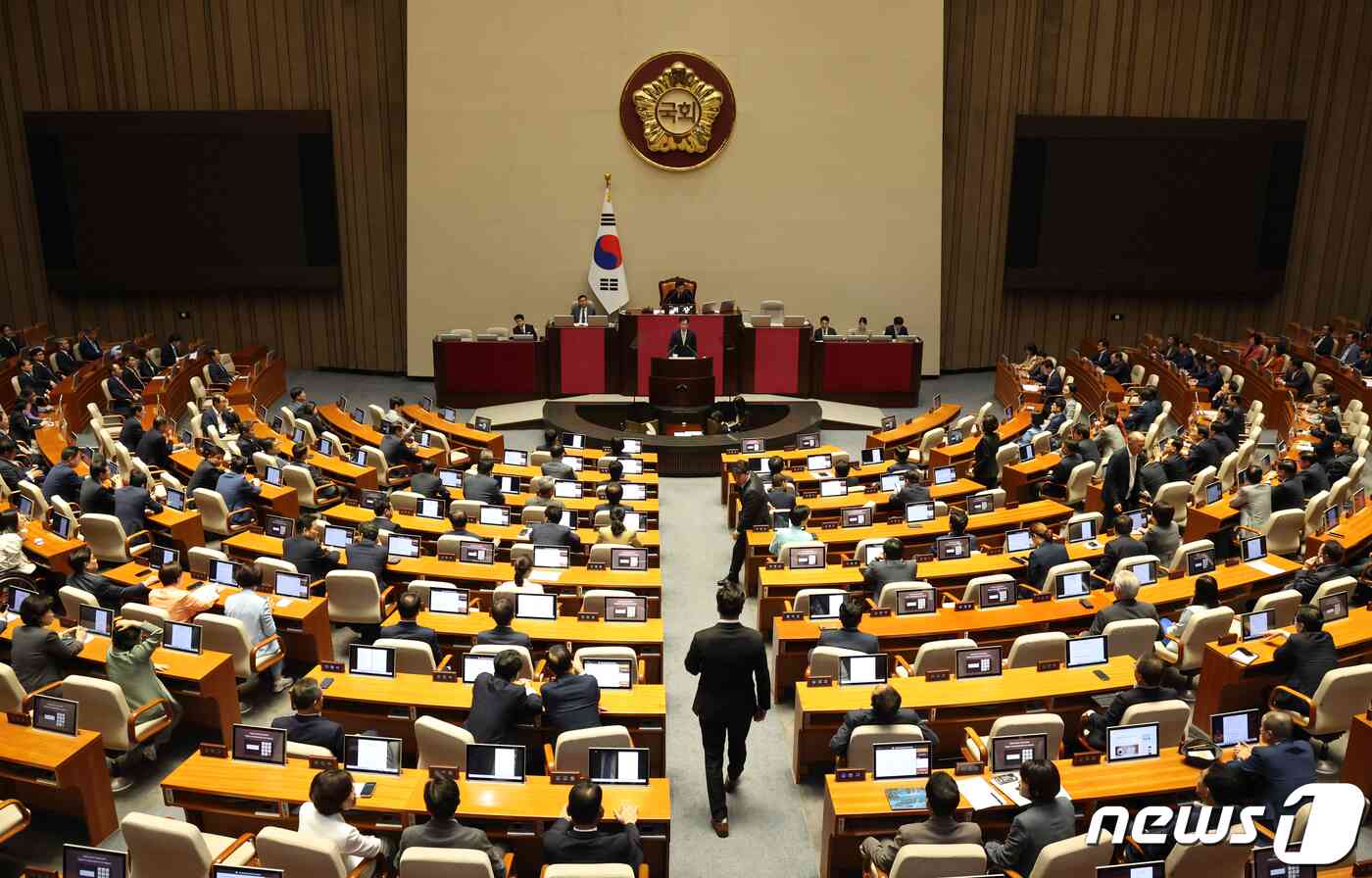 20일 오전 서울 여의도 국회에서 열린 제410회국회(정기회) 제7차 본회의에서 의사국장이 보고를 하고 있다. 2023.9.20/뉴스1 © News1 송원영 기자