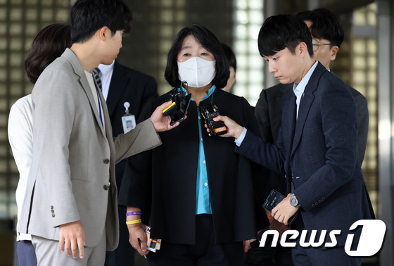 '징역 1년 6개월, 집유 3년' 선고 받은 윤미향 - 뉴스1 '징역 1년 6개월, 집유 3년' 선고 받은 윤미향 - 뉴스1
