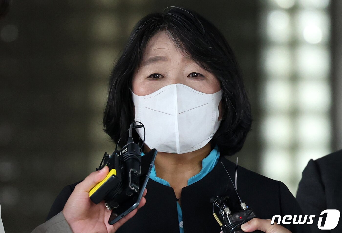 본문 이미지 - 윤미향 무소속 의원이 20일 서울 서초구 서울고등법원에서 열린 정의기억연대 후원금 횡령 혐의 관련 2심 선고 공판에 출석해 징역 1년 6개월에 집행유예 3년을 선고받은 후 법정을 나서며 입장을 밝히고 있다. 2023.9.20/뉴스1 ⓒ News1 김성진 기자