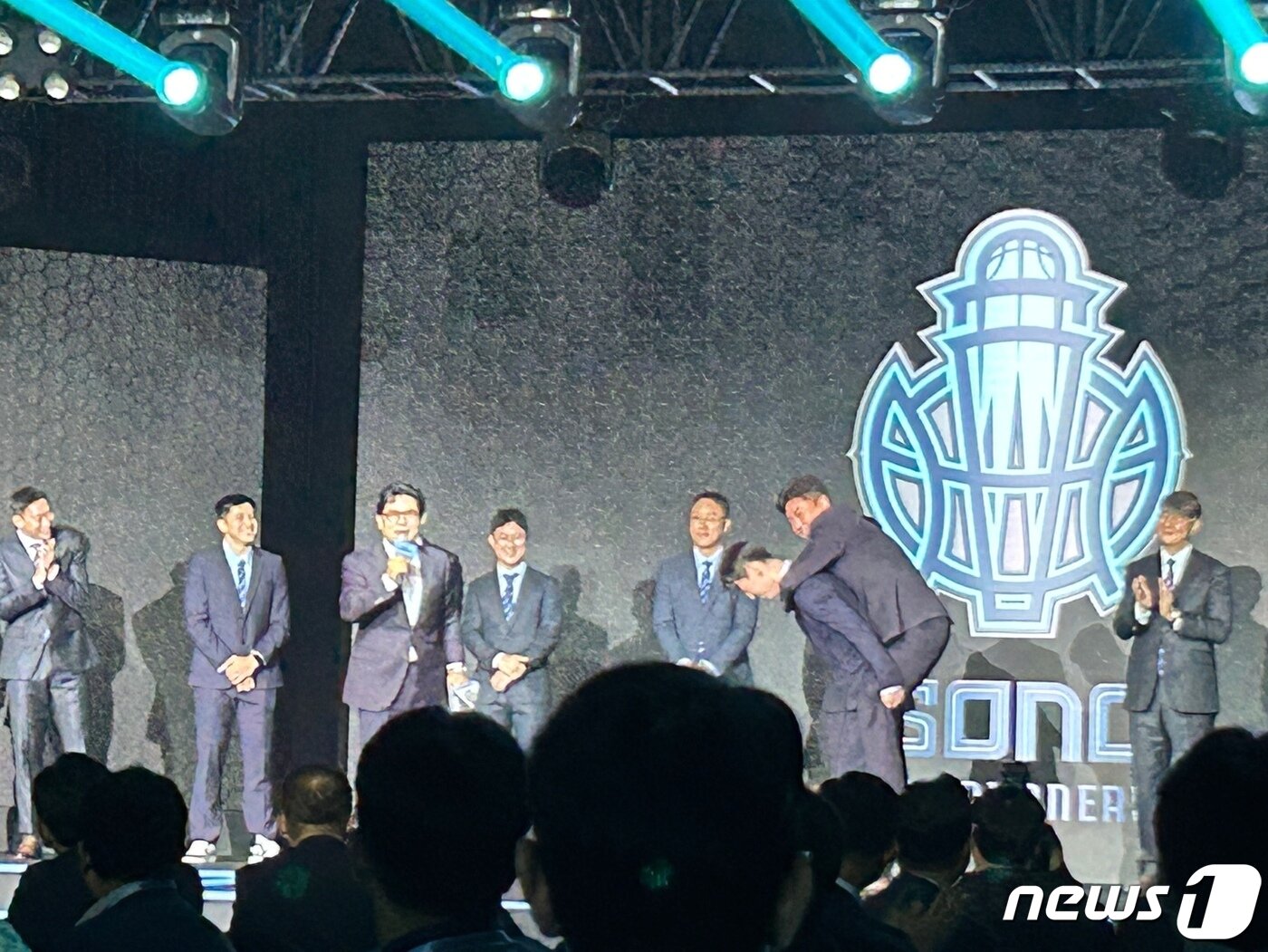 본문 이미지 -    20일 경기 고양 소노캄에서 열린 소노 스카이거너스 창단식에서 가드 이정현이 김승기 감독을 업고 있다. ⓒ News1 문대현 기자
