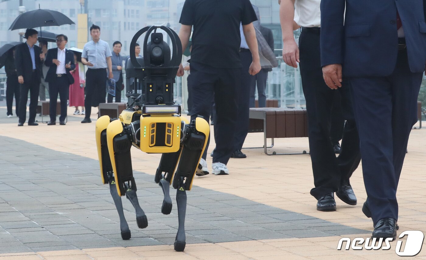 본문 이미지 - 20일 오전 세종시 보람동 이응다리에서 인공지능(AI) 자율주행로봇 ‘스팟(SPOT)’이 본격적인 안전순찰에 앞서 시연을 하고 있다. 2023.9.20/뉴스1 ⓒ News1 김기남 기자