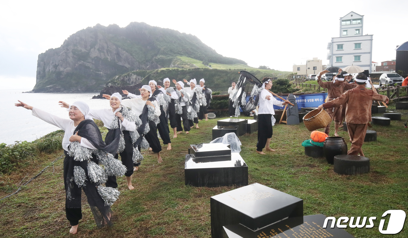 (서귀포=뉴스1) 오현지 기자 = 20일 오전 제주 서귀포시 성산읍 제주올레 1코스 이생진 시비거리에서 '제주올레-산티아고 순례길 공동완주인증제' 1주년 기념 제막식이 열리고 있다 …