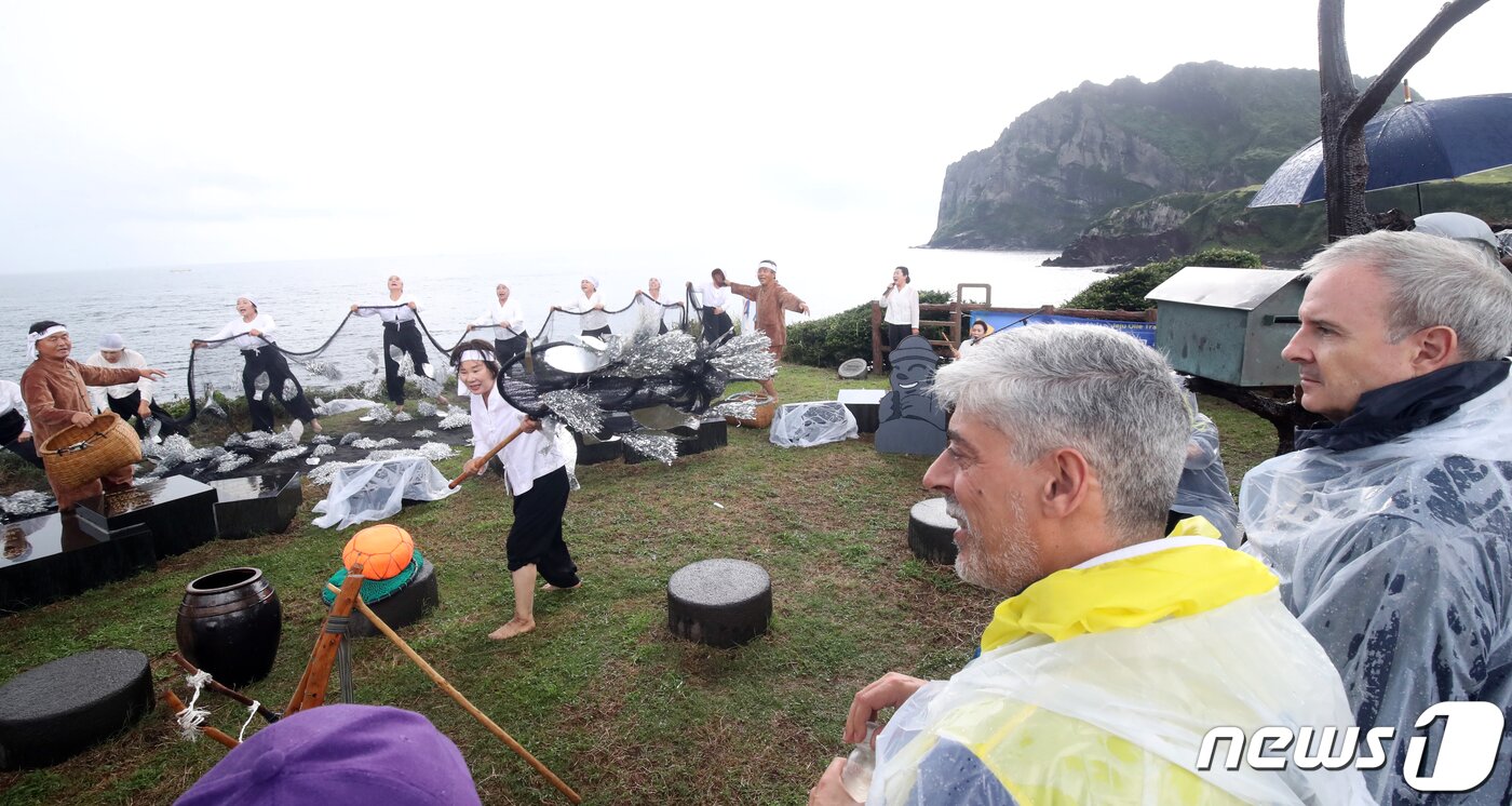 본문 이미지 - 20일 오전 제주 서귀포시 성산읍 제주올레 1코스 이생진 시비거리에서 '제주올레-산티아고 순례길 공동완주인증제' 1주년 기념 제막식이 열리고 있다. 2023.9.20/뉴스1 ⓒ News1 오현지 기자