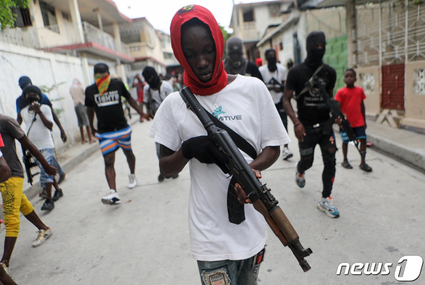 본문 이미지 - 19일(현지시간) 아이티 포르토프랭스에서 무기를 소지한 갱단이 거리를 행진하고 있다. 2023.09.19/ ⓒ 로이터=뉴스1 ⓒ News1 장성희 기자