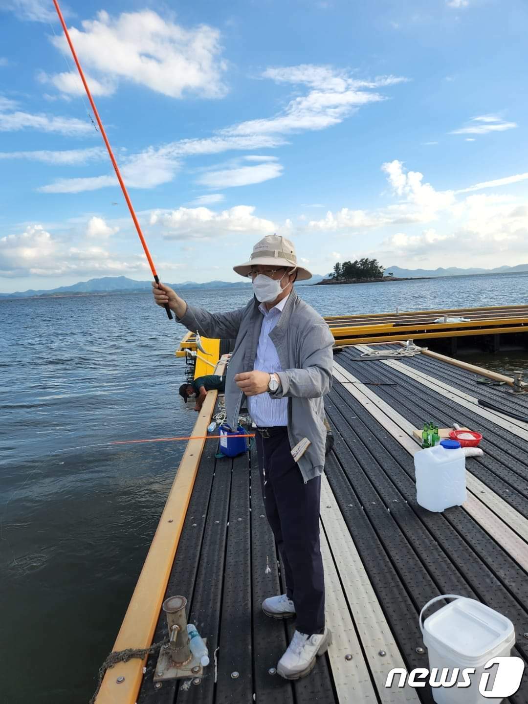 본문 이미지 - 지난해 8월 김영록 전남도지사가 휴가를 맞아 가고 싶은 섬 사업이 진행된 보성 장도를 찾아 낚시를 즐기고 있다.(김영록 전남도지사 페이스북 갈무리) 2023.9.20/뉴스1