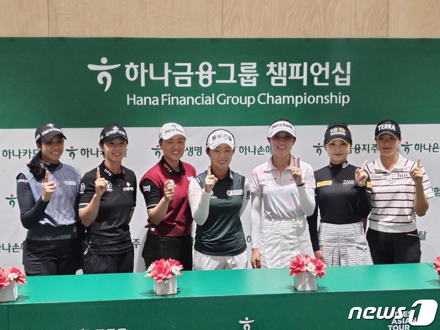 본문 이미지 - 20일 하나금융그룹 챔피언십 기자회견에 참석한 패티 타바타나킷(태국), 박지영, 이민지, 김수지, 리디아 고, 이예원, 김민별(왼쪽부터)이 기념 촬영을 하고 있다.