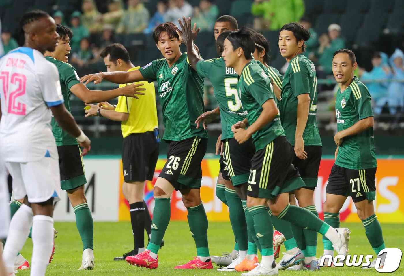 20일 전북 전주시 전주월드컵경기장에서 열린 아시아챔피언스리그(ACL) 조별리그 F조 1차전 전북현대와 킷치의 경기에서 전북현대 홍정호가 선제골을 넣고 동료들과 기쁨을 나누고 있다. 2023.9.20/뉴스1 © News1 유경석 기자
