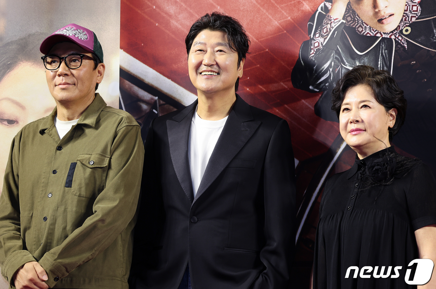 (서울=뉴스1) 김진환 기자 = 김지운 감독(왼쪽부터), 배우 송강호, 박정수가 20일 서울 강남구 메가박스 코엑스에서 열린 영화 '거미집'(감독 김지운) VIP 시사회에 참석해 …