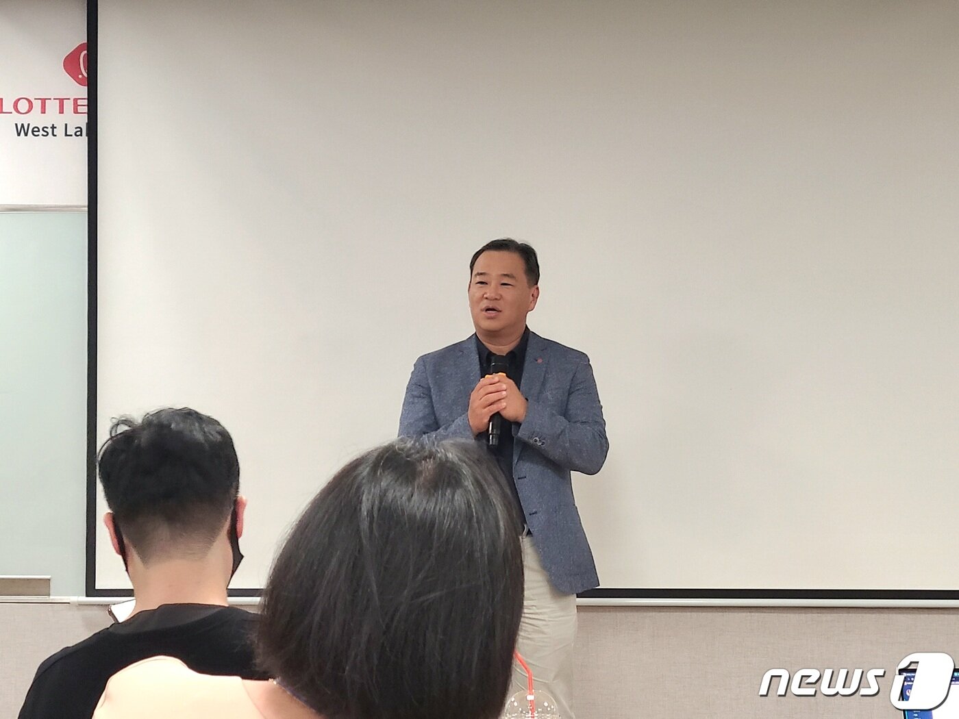 본문 이미지 - 김상현 롯데유통군 부회장이 20일 베트남 롯데몰 웨스트레이크 하노이에서 열린 브리핑에서 인사말을 하고 있다. 2023.9.20/뉴스1 ⓒ News1