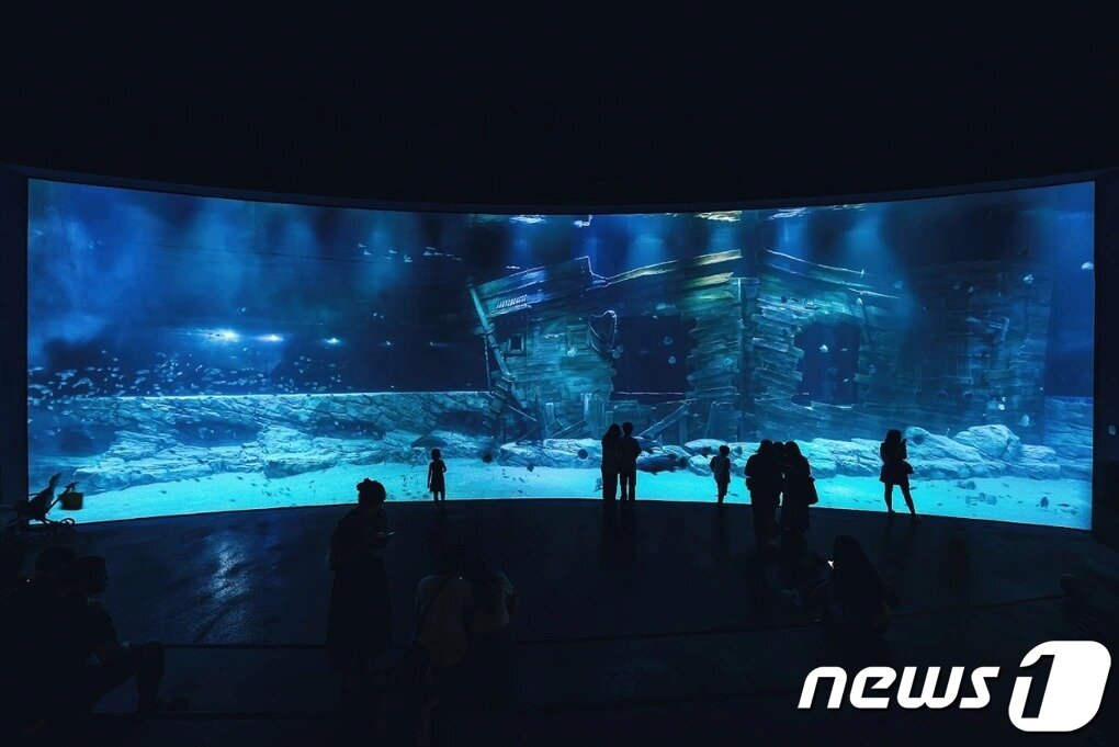 본문 이미지 - 롯데월드 아쿠아리움 메인 수조(롯데쇼핑 제공)