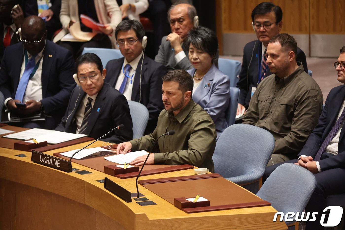 본문 이미지 - 20일(현지시간) 미국 뉴욕 유엔 안전보장이사회에서 기시다 후미오 일본 총리가 블로디미르 젤렌스키 우크라이나 대통령의 발언에 귀 기울이고 있다. 이날 젤렌스키 대통령은 유엔 총회 회원국 확대와 러시아의 안보리 거부권 제거를 요구했다. 2023.09.20/ ⓒ AFP=뉴스1 ⓒ News1 장성희 기자