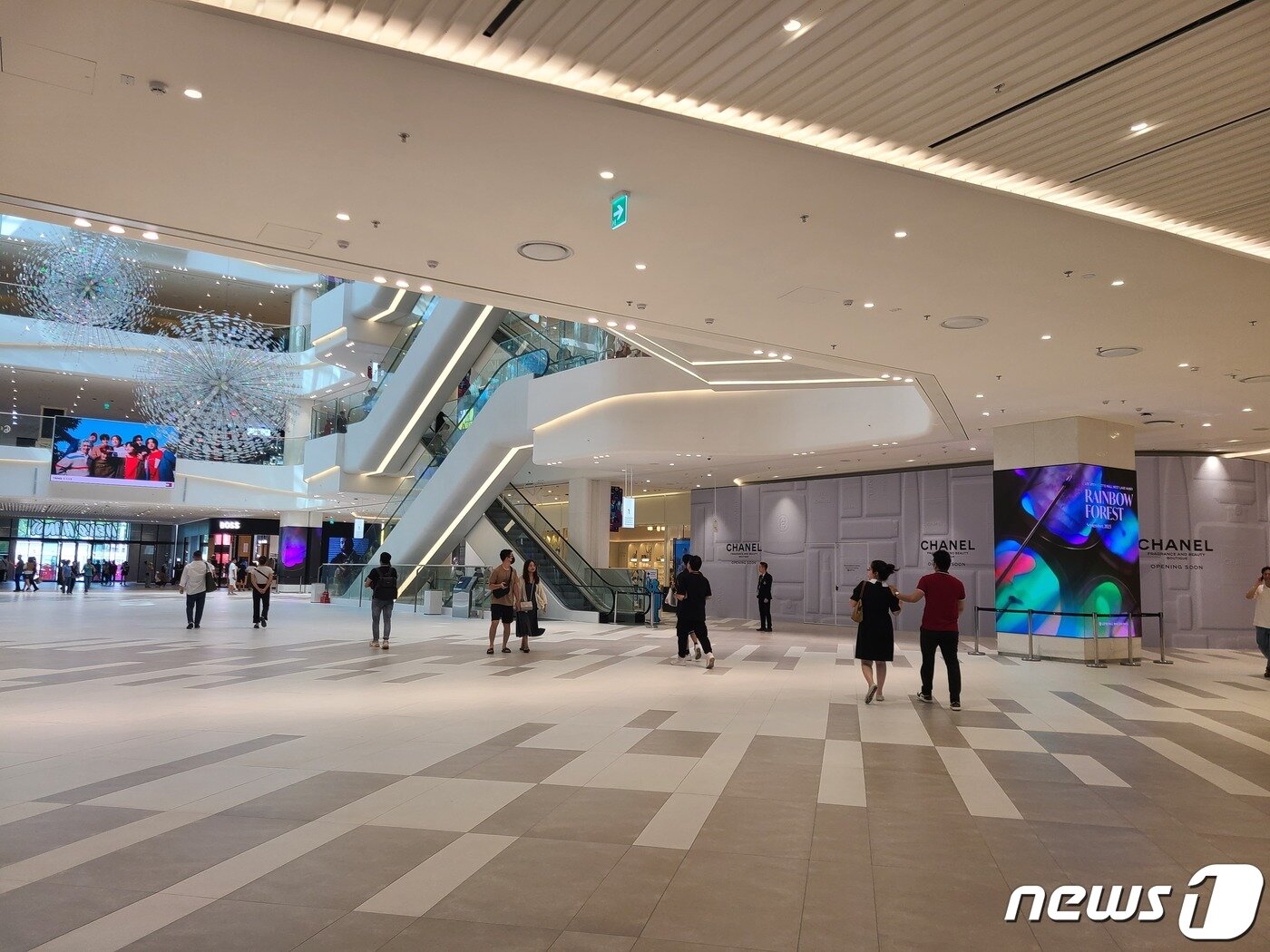 본문 이미지 - 롯데몰 웨스트레이크 1층 샤넬 뷰티 가벽. 2023.9.20/뉴스1 ⓒ News1