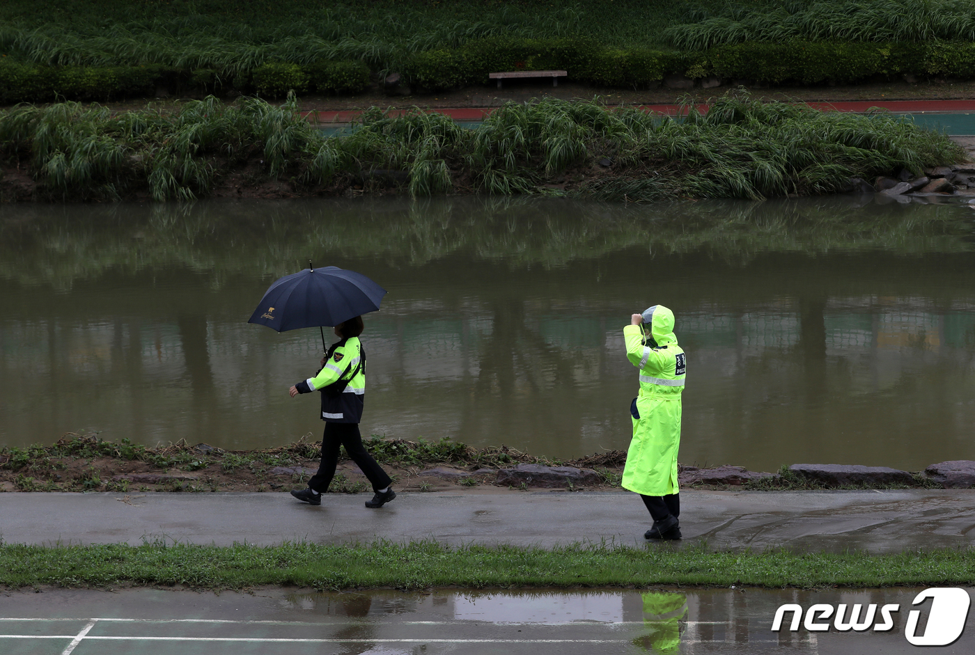 (부산=뉴스1) 윤일지 기자 = 21일 오전 부산 온천천 일대에서 경찰이 전날 폭우로 불어난 물에 휩쓸려 실종된 여성을 찾기 위한 수색작업을 하고 있다.소방당국과 경찰은 최초 실종 …