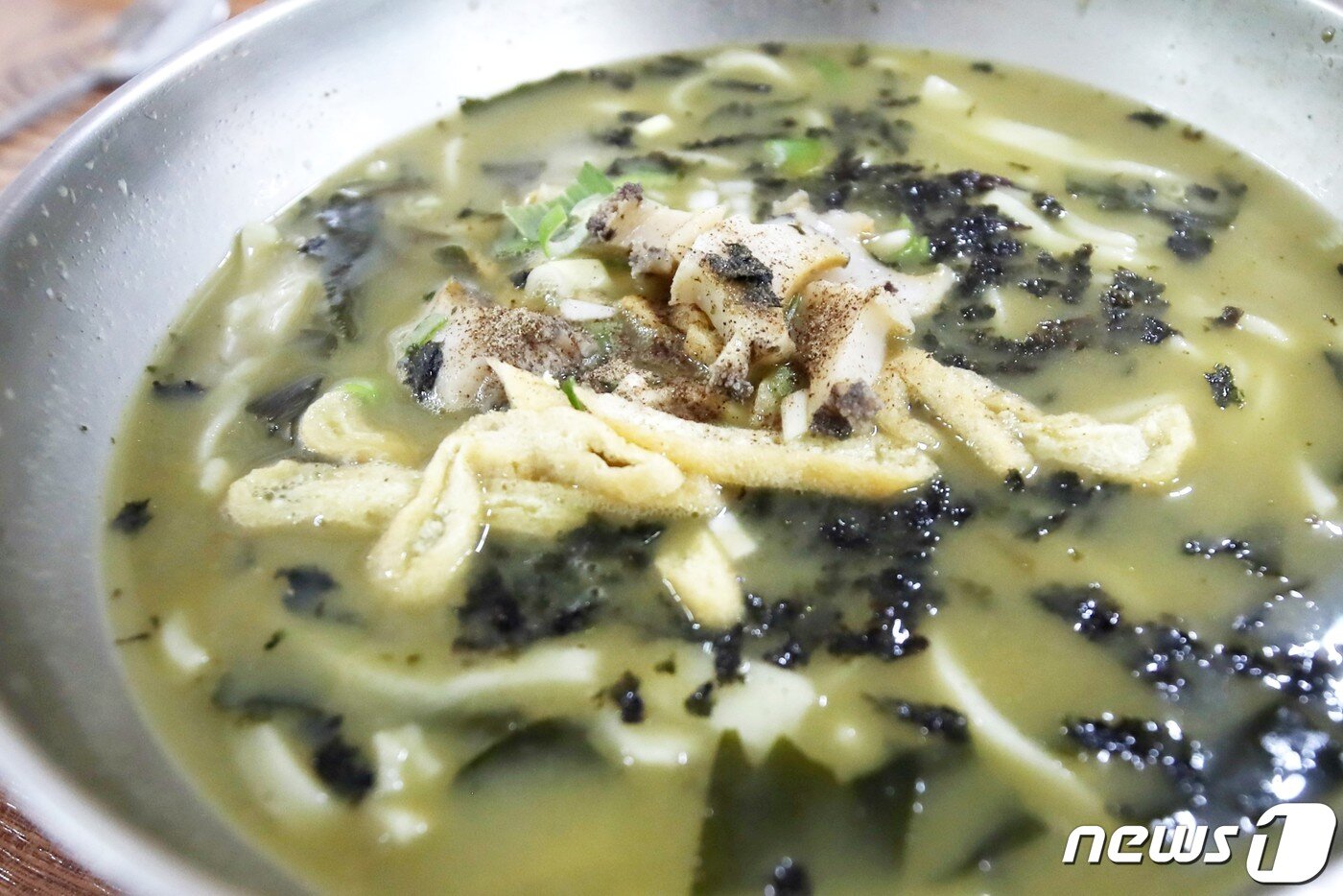 본문 이미지 - 전복이 들어간 옥돔식당의 보말칼국수./뉴스1 