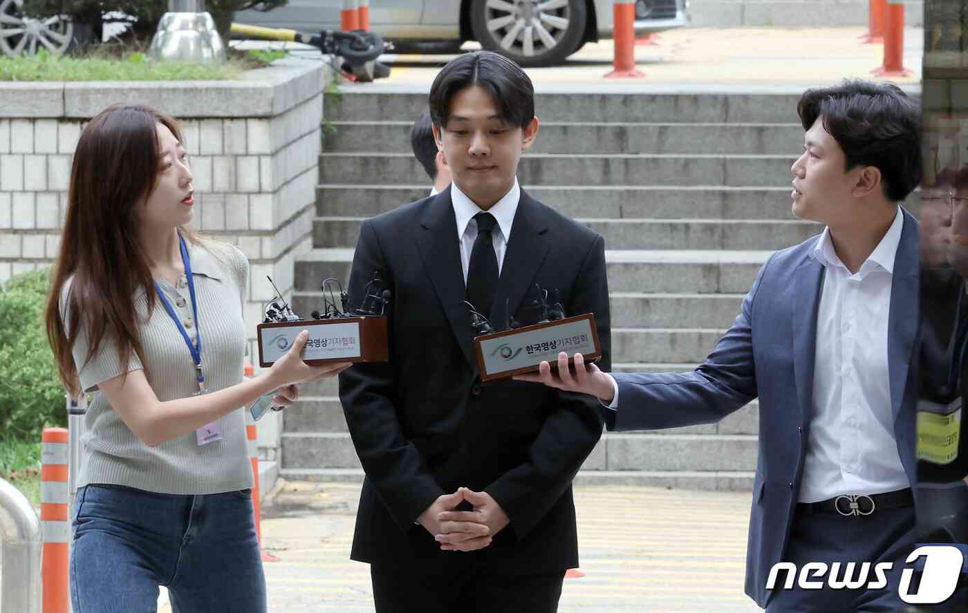 마약 상습 투약 혐의를 받는 배우 유아인(본명 엄홍식)이 21일 오전 서울 서초동 서울중앙지방법원에서 열린 구속 전 피의자심문(영장실질심사)에 출석하며 취재진의 질문을 받고 있다. 2023.9.21/뉴스1 © News1 박정호 기자
