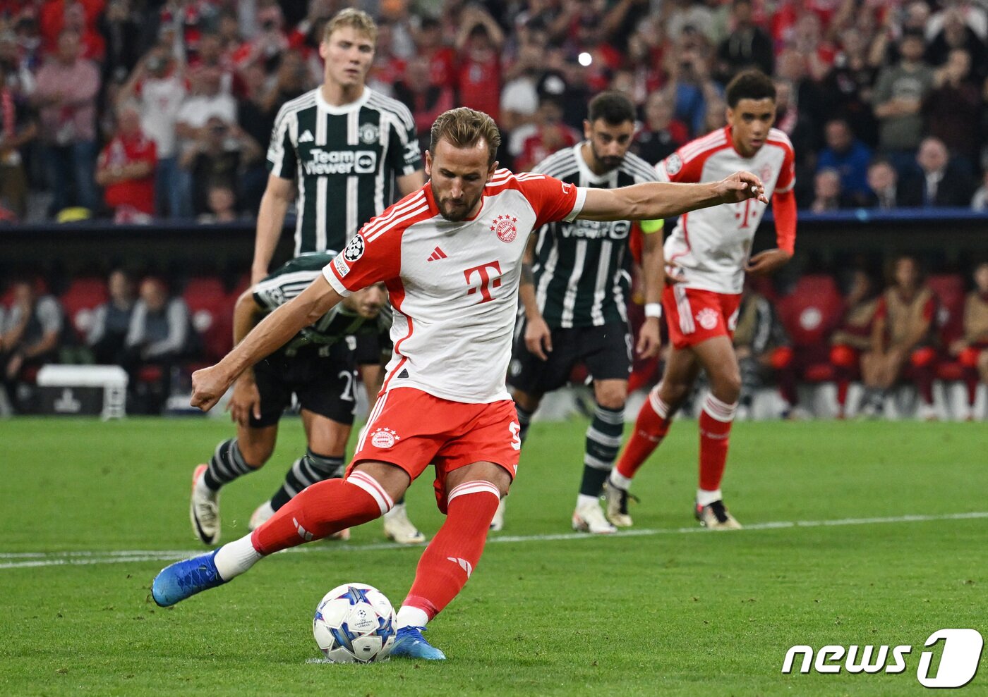 본문 이미지 - 맨유 상대로 페널티킥 득점을 성공시킨 케인. ⓒ 로이터=뉴스1