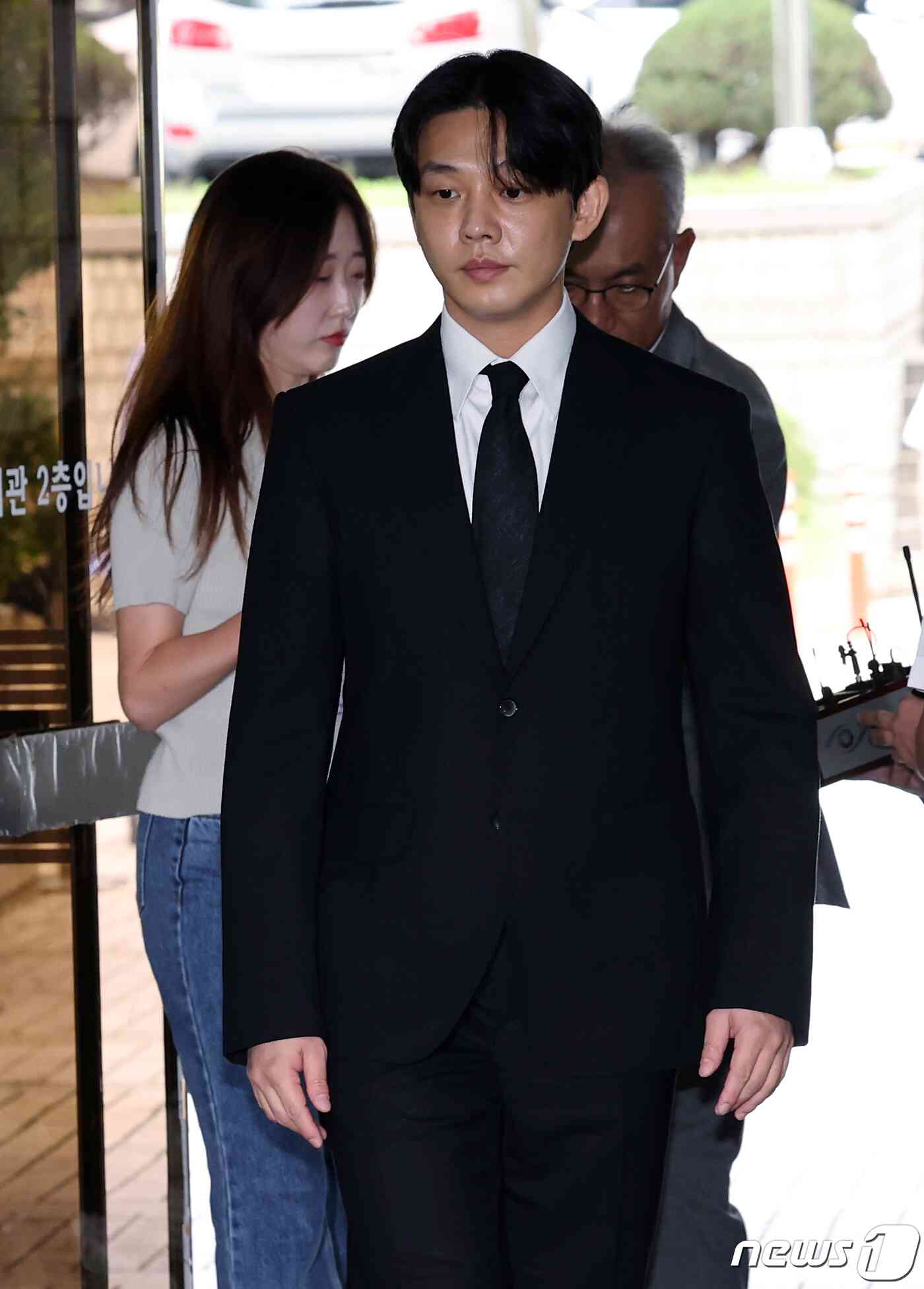 마약 상습 투약 혐의를 받는 배우 유아인(본명 엄홍식)이 21일 오전 서울 서초동 서울중앙지방법원에서 열린 구속 전 피의자심문(영장실질심사)에 출석하고 있다. 2023.9.21/뉴스1 © News1 박정호 기자